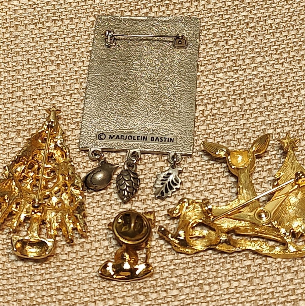Vintage Christmas Broochs And Tack Pin Lot #1 - Picture 2 of 3